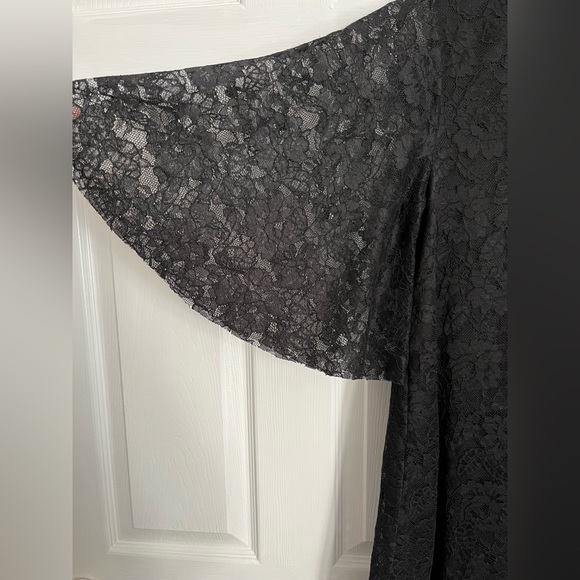 Francesca’s Black Lace Dress Size Small V- Neck Keyhole Back Flowy Sleeves NWT - Picture 6 of 8